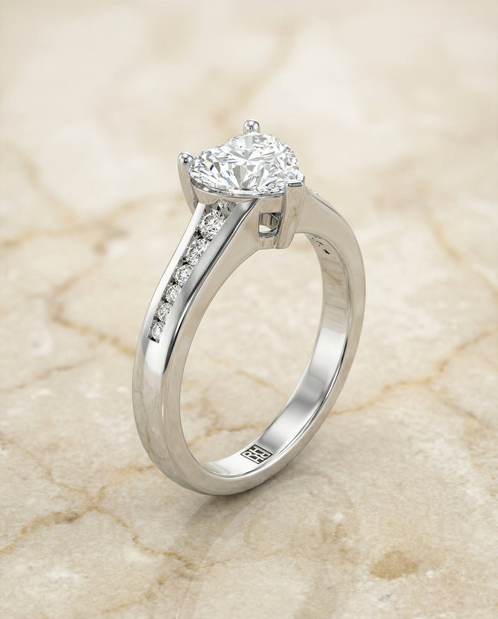 ตัวเรือนแหวนหมั้นเพชร Stevie ทรงหัวใจ ฝังแชนเนล ทองคำขาว 18K จาก RockHer