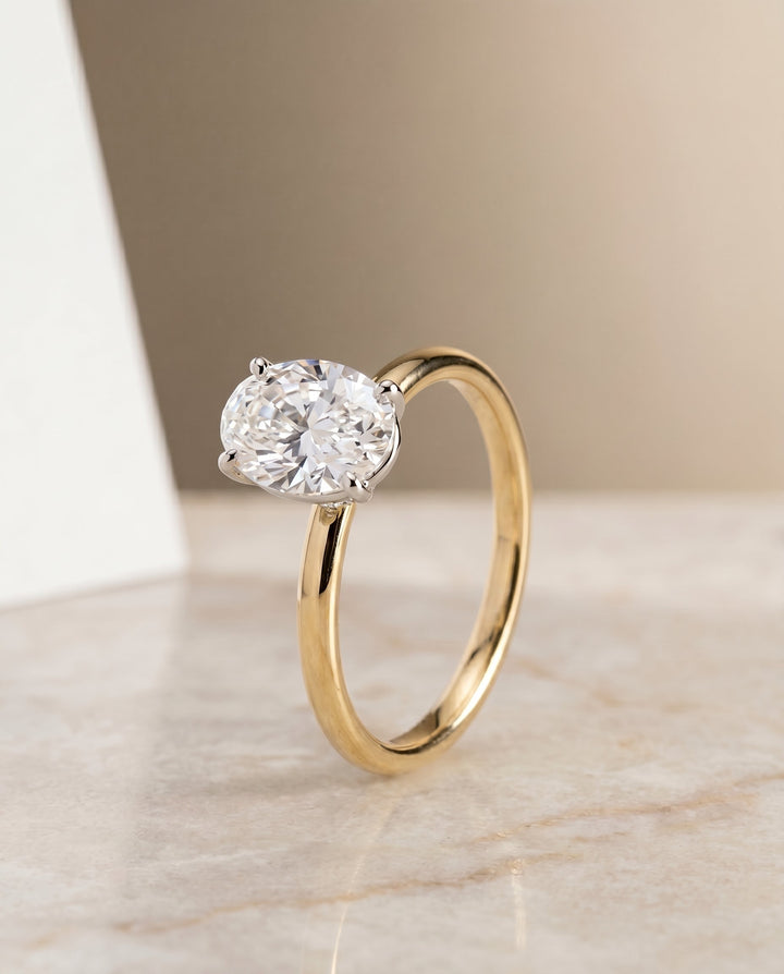 ตัวเรือนแหวนหมั้นประดับเพชร Cyndi Hidden Halo Solitaire สำหรับเพชรรูปไข่ในทอง 18K เยลโลว์โกลด์
