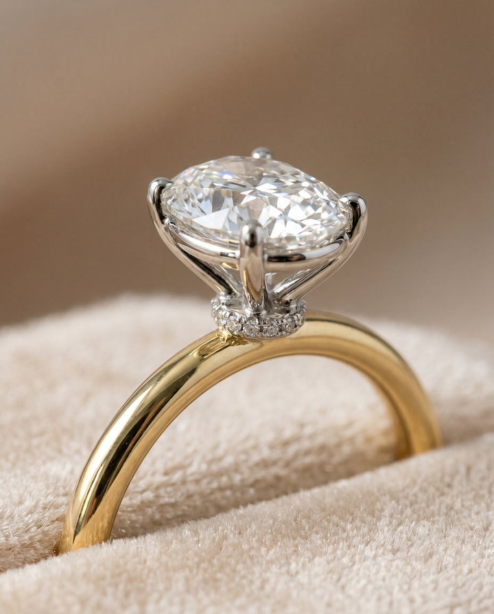ตัวเรือนแหวนหมั้นประดับเพชร Cyndi Hidden Halo Solitaire สำหรับเพชรรูปไข่ในทอง 18K เยลโลว์โกลด์