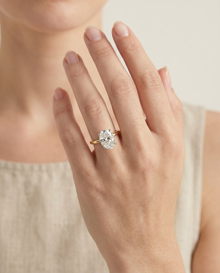 ตัวเรือนแหวนหมั้นประดับเพชร Cyndi Hidden Halo Solitaire สำหรับเพชรรูปไข่ในทอง 18K เยลโลว์โกลด์