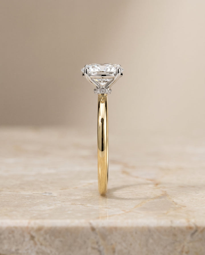 ตัวเรือนแหวนหมั้นประดับเพชร Cyndi Hidden Halo Solitaire สำหรับเพชรรูปไข่ในทอง 18K เยลโลว์โกลด์