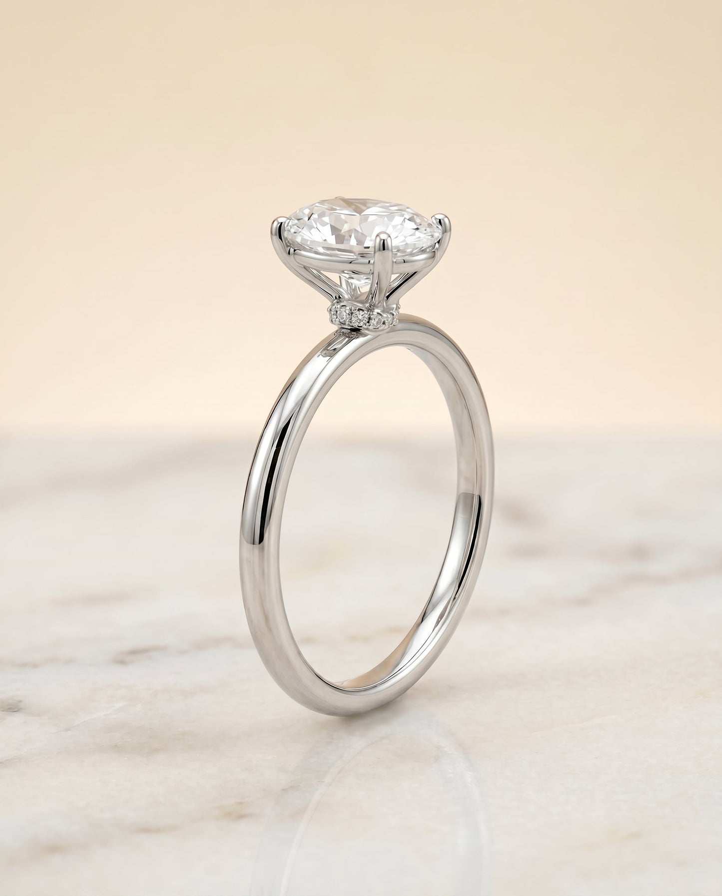แหวนหมั้น Cyndi Hidden Halo Solitaire สำหรับเพชรรูปไข่ในตัวเรือนแพลทินัม