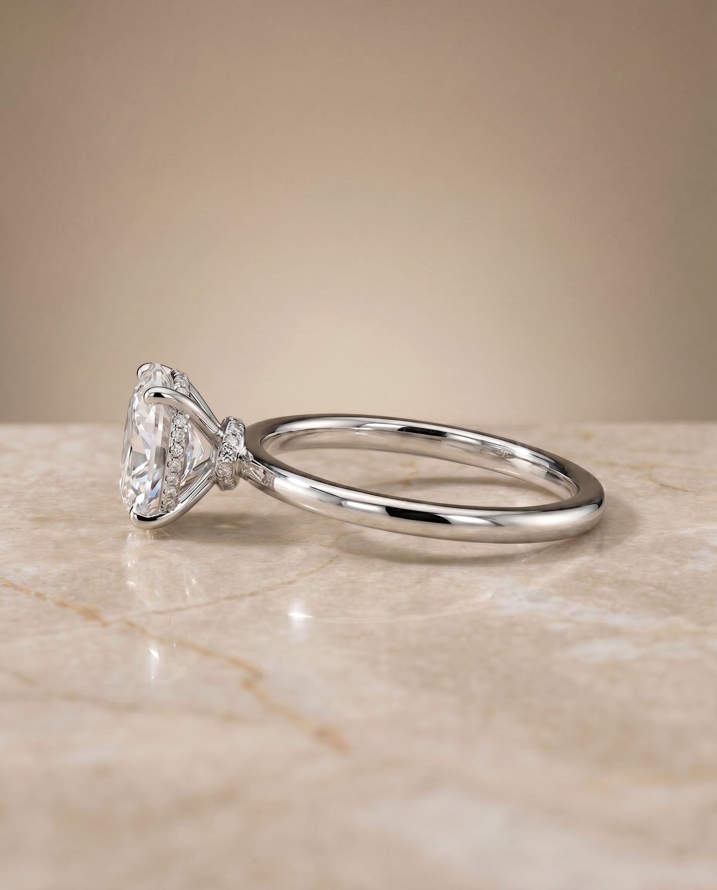 แหวนหมั้น Cyndi Hidden Halo Solitaire สำหรับเพชรรูปไข่ในตัวเรือนแพลทินัม
