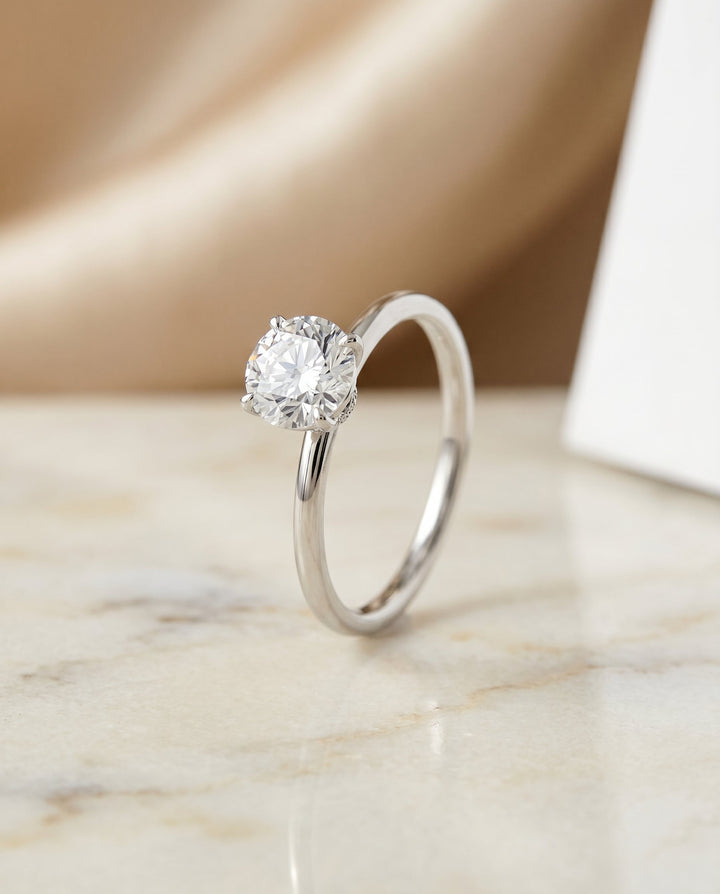 ตัวเรือนแหวนหมั้น Cyndi Hidden Halo Solitaire สำหรับเพชรทรงกลมประดับทองคำขาว 18K