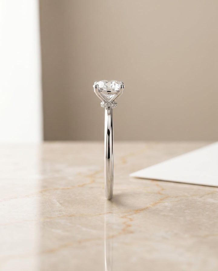 ตัวเรือนแหวนหมั้น Cyndi Hidden Halo Solitaire สำหรับเพชรทรงกลมประดับทองคำขาว 18K