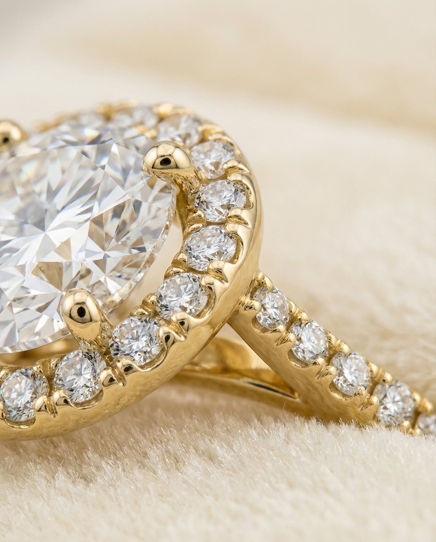 Round Brilliant, Diamond Pavé Halo, in 18K Yellow Gold, pave setting – detail view | RockHer