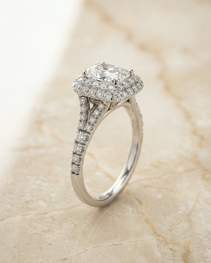 ตัวเรือนแหวนหมั้นเพชร Betty ทรงเรเดียนท์ ฝังหนาม ทองคำขาว 18K จาก RockHer
