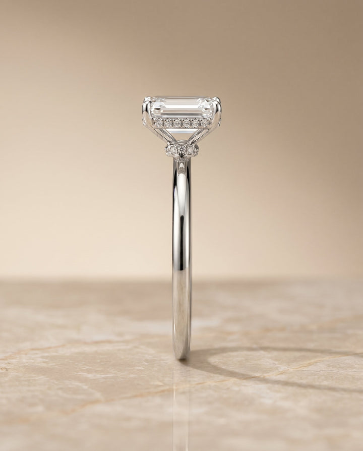 ตัวเรือนแหวนหมั้นเพชร Dolly Hidden Halo ทรงโซลิแทร์สำหรับเพชรเจียระไนทรงมรกตในแพลตินัม