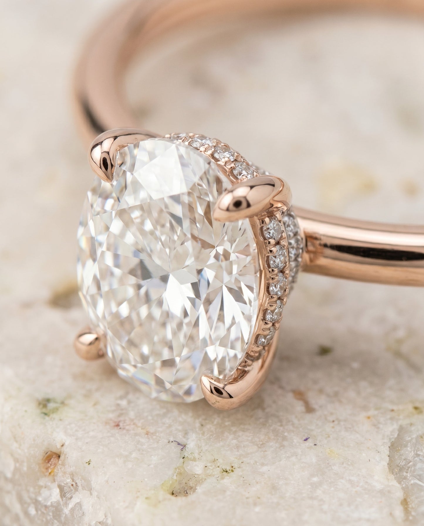 แหวนหมั้นแบบโซลิแทร์ The Dolly Hidden Halo สำหรับเพชรรูปไข่ในทองกุหลาบ 14K
