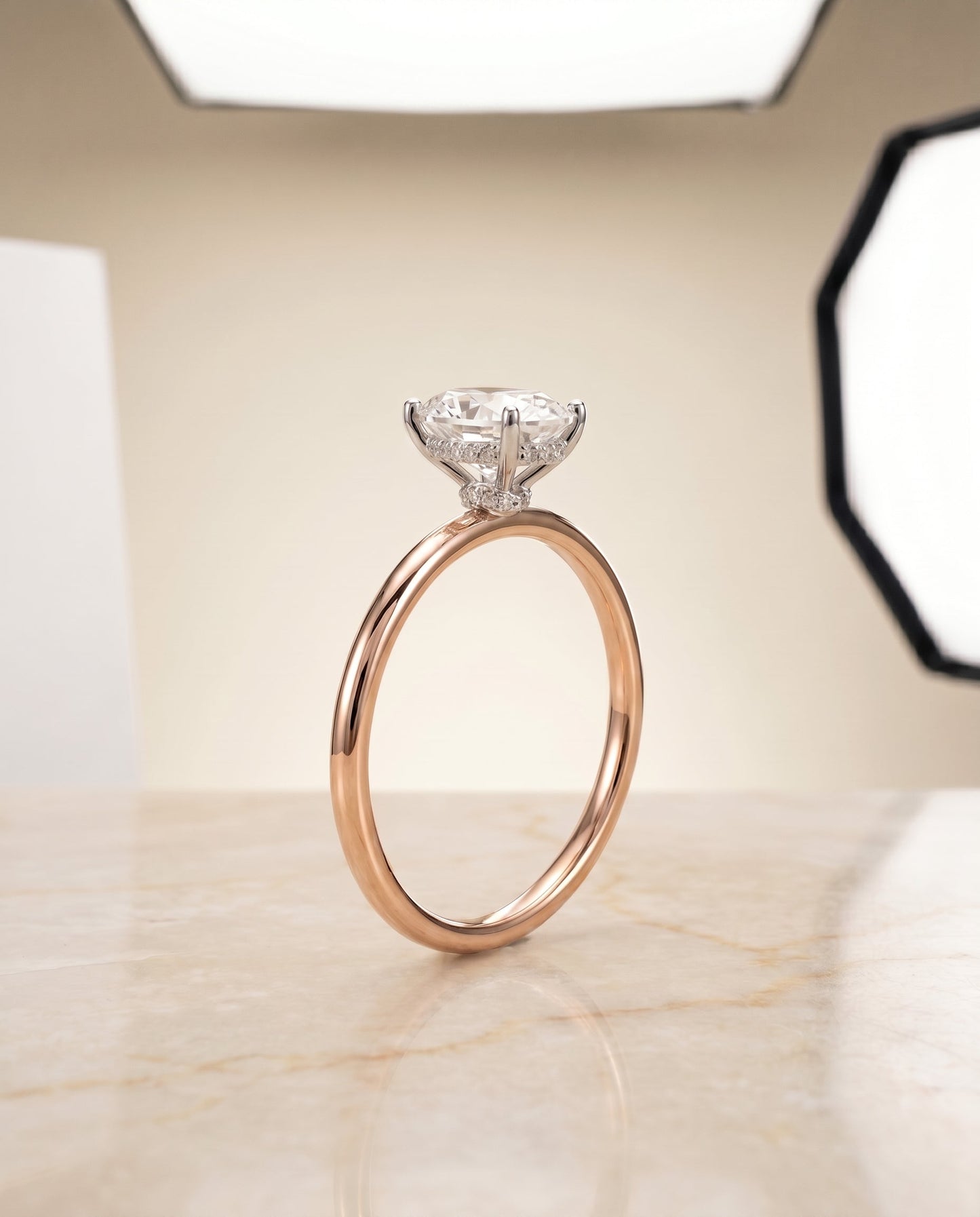 แหวนหมั้นแบบโซลิแทร์ The Dolly Hidden Halo สำหรับเพชรรูปไข่ในทองกุหลาบ 14K