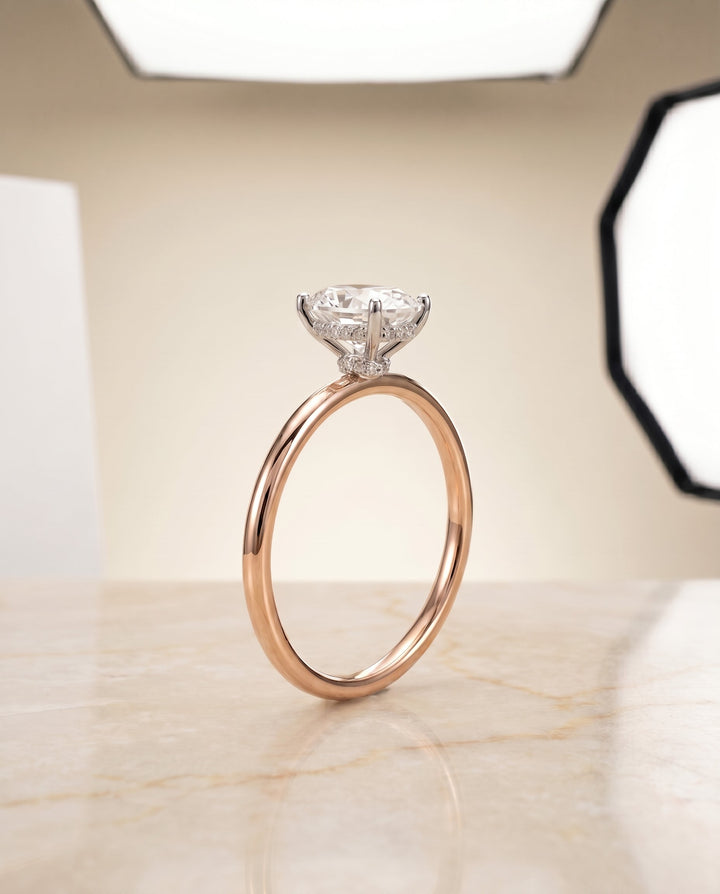 แหวนหมั้นแบบโซลิแทร์ The Dolly Hidden Halo สำหรับเพชรรูปไข่ในทองกุหลาบ 14K