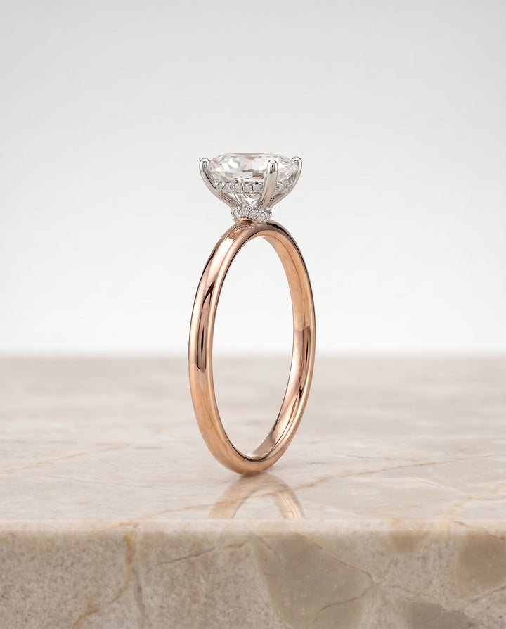 แหวนหมั้นแบบโซลิแทร์ The Dolly Hidden Halo สำหรับเพชรรูปไข่ในทองกุหลาบ 14K