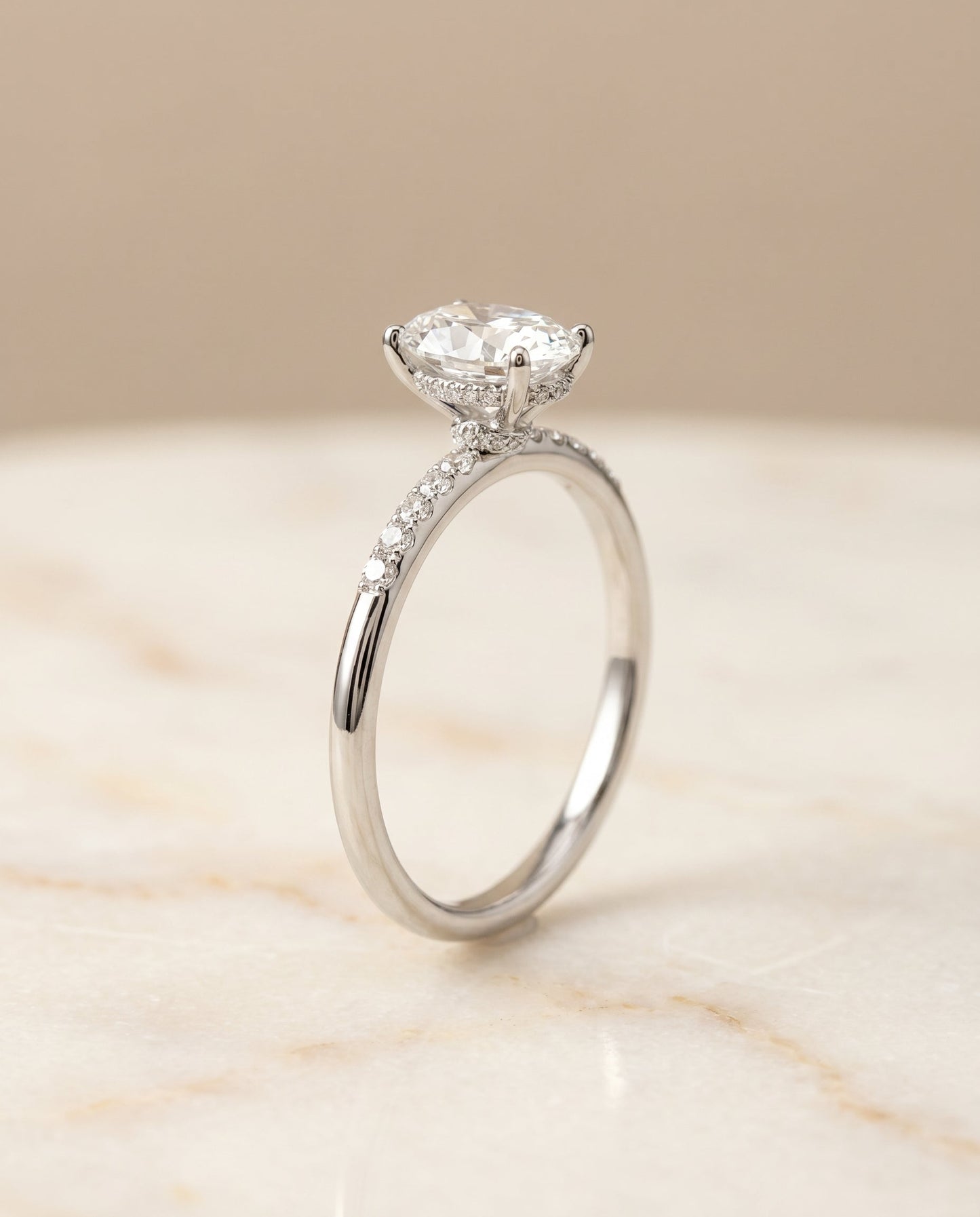 ตัวเรือนแหวนหมั้น Abbey Hidden Halo Solitaire สำหรับเพชรทรงไข่ ทองคำขาว 18K