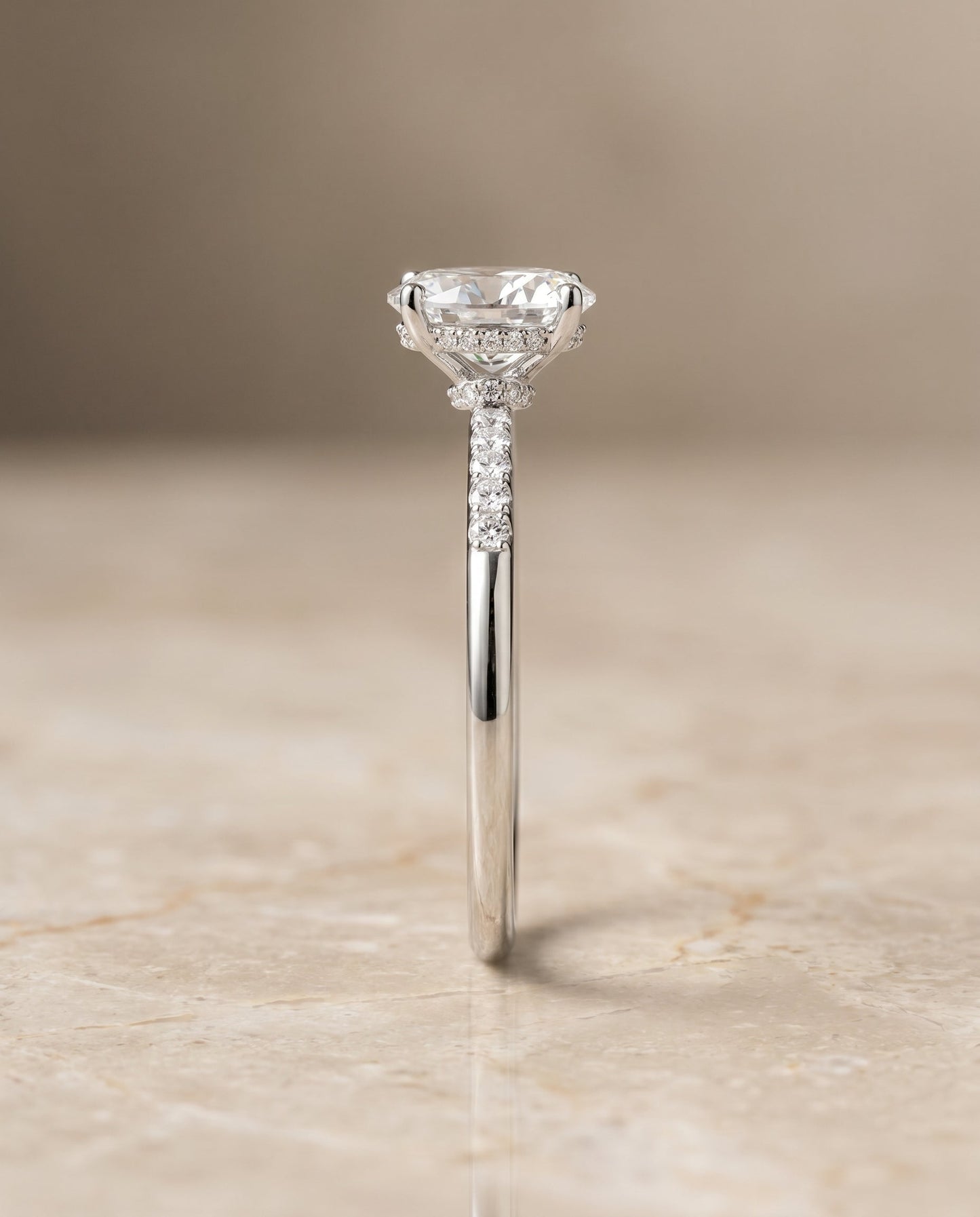 ตัวเรือนแหวนหมั้น Abbey Hidden Halo Solitaire สำหรับเพชรทรงไข่ ทองคำขาว 18K