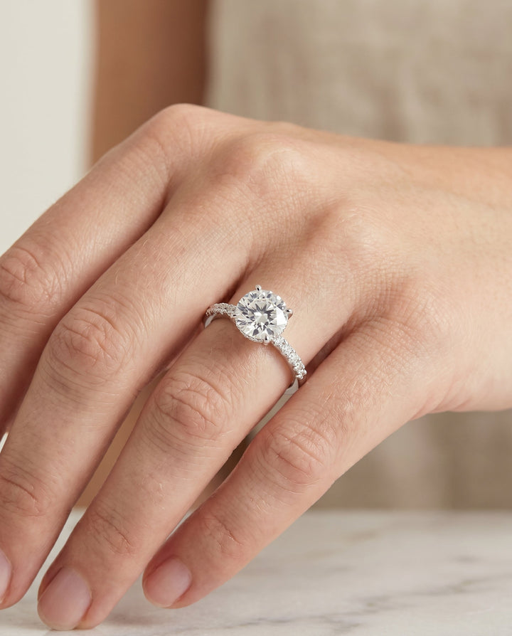 ตัวเรือนแหวนหมั้นประดับเพชร Abbey Hidden Halo แบบ Solitaire สำหรับเพชรทรงกลมในทองคำขาว 18K