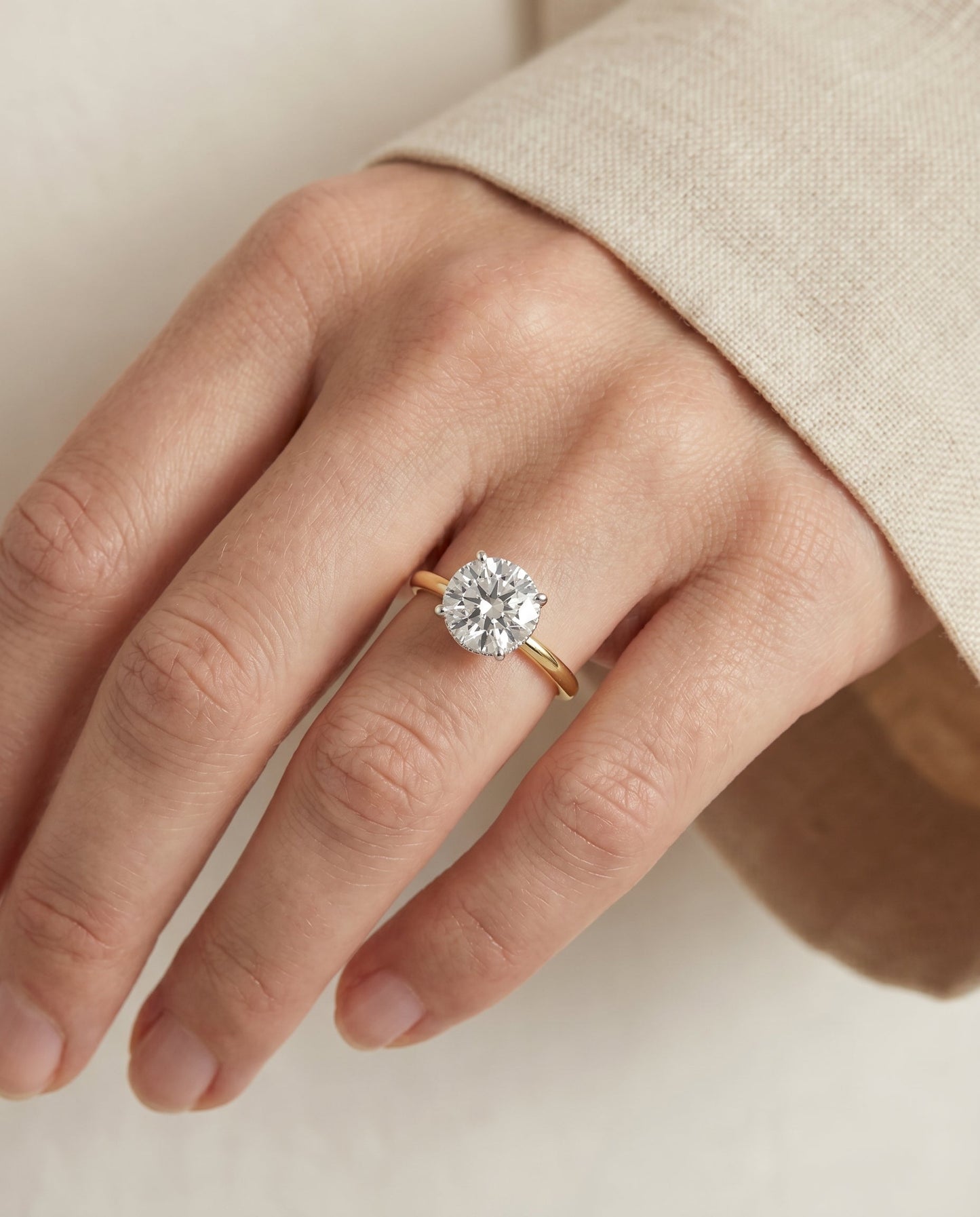 ตัวเรือนแหวนหมั้น Dolly Hidden Halo Solitaire สำหรับเพชรทรงกลม ตัวเรือนทอง 18K