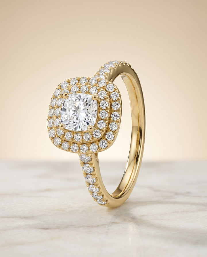 ตัวเรือนแหวนหมั้น Whitney Pavé Halo สำหรับเพชรทรง Cushion (คูชั่น) ทอง 18K