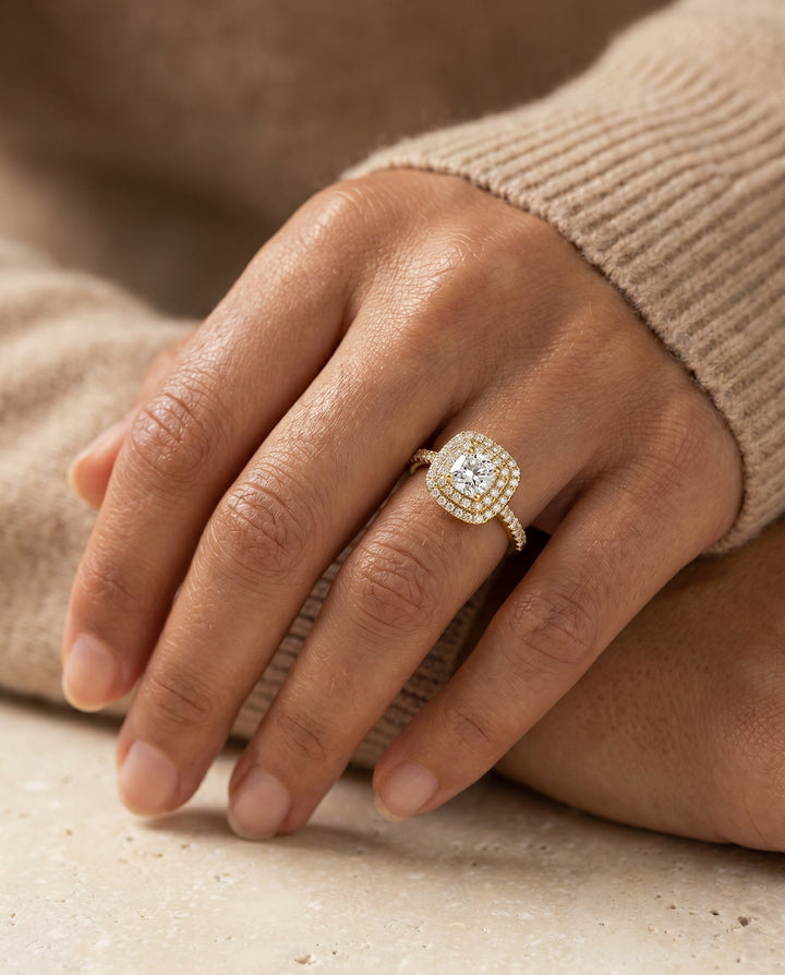ตัวเรือนแหวนหมั้น Whitney Pavé Halo สำหรับเพชรทรง Cushion (คูชั่น) ทอง 18K