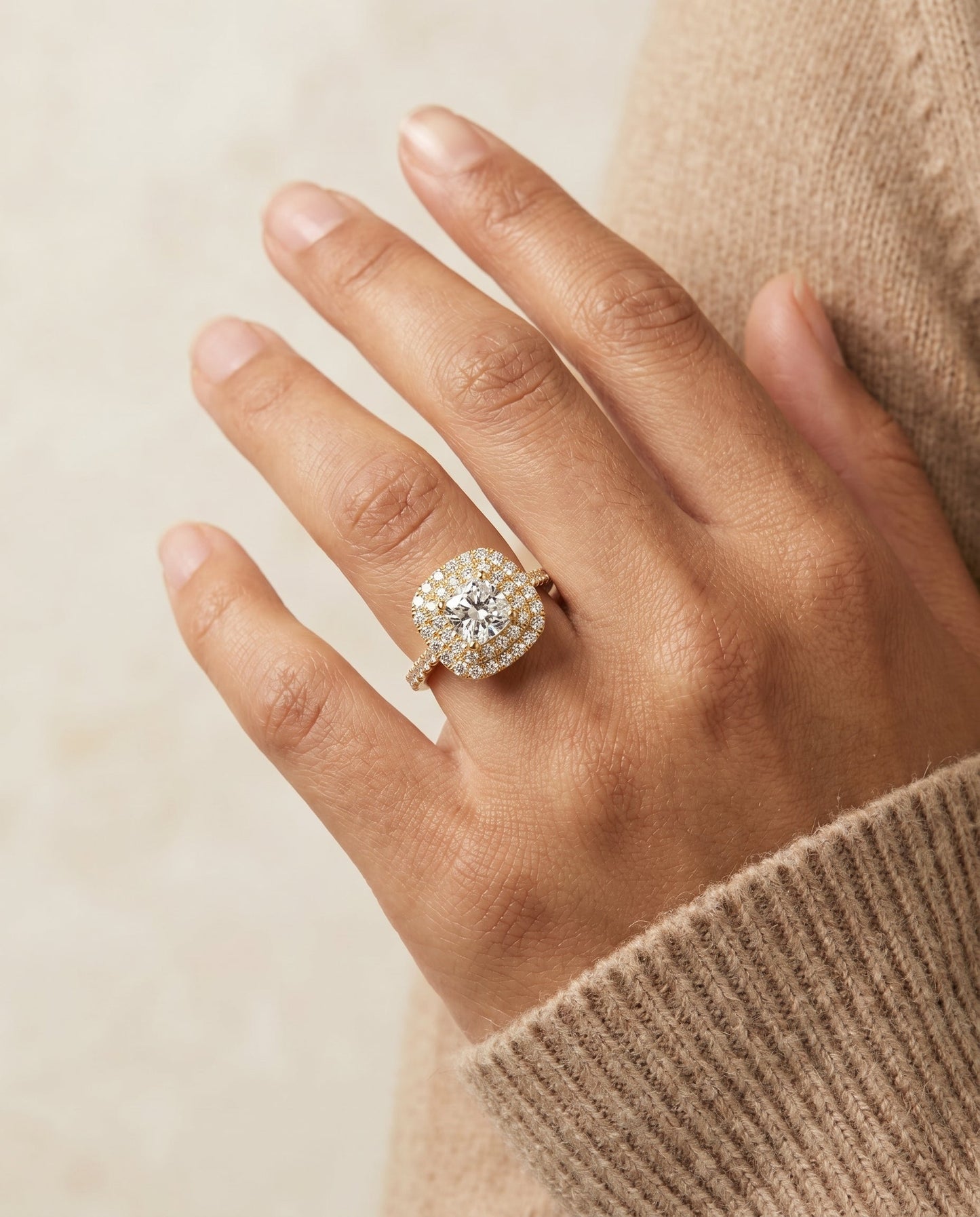 ตัวเรือนแหวนหมั้น Whitney Pavé Halo สำหรับเพชรทรง Cushion (คูชั่น) ทอง 18K