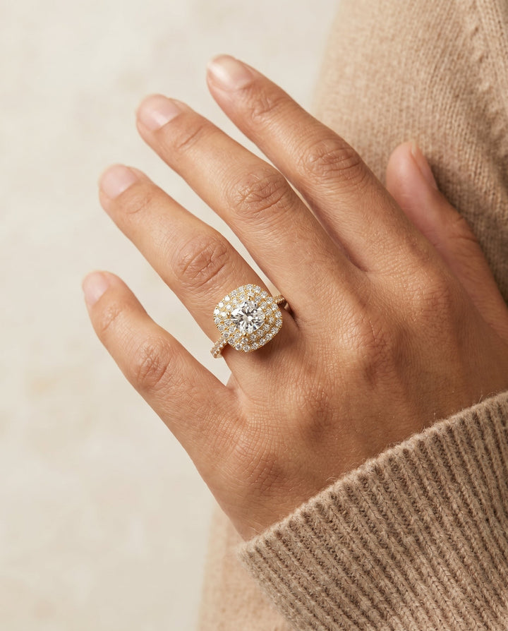 ตัวเรือนแหวนหมั้น Whitney Pavé Halo สำหรับเพชรทรง Cushion (คูชั่น) ทอง 18K