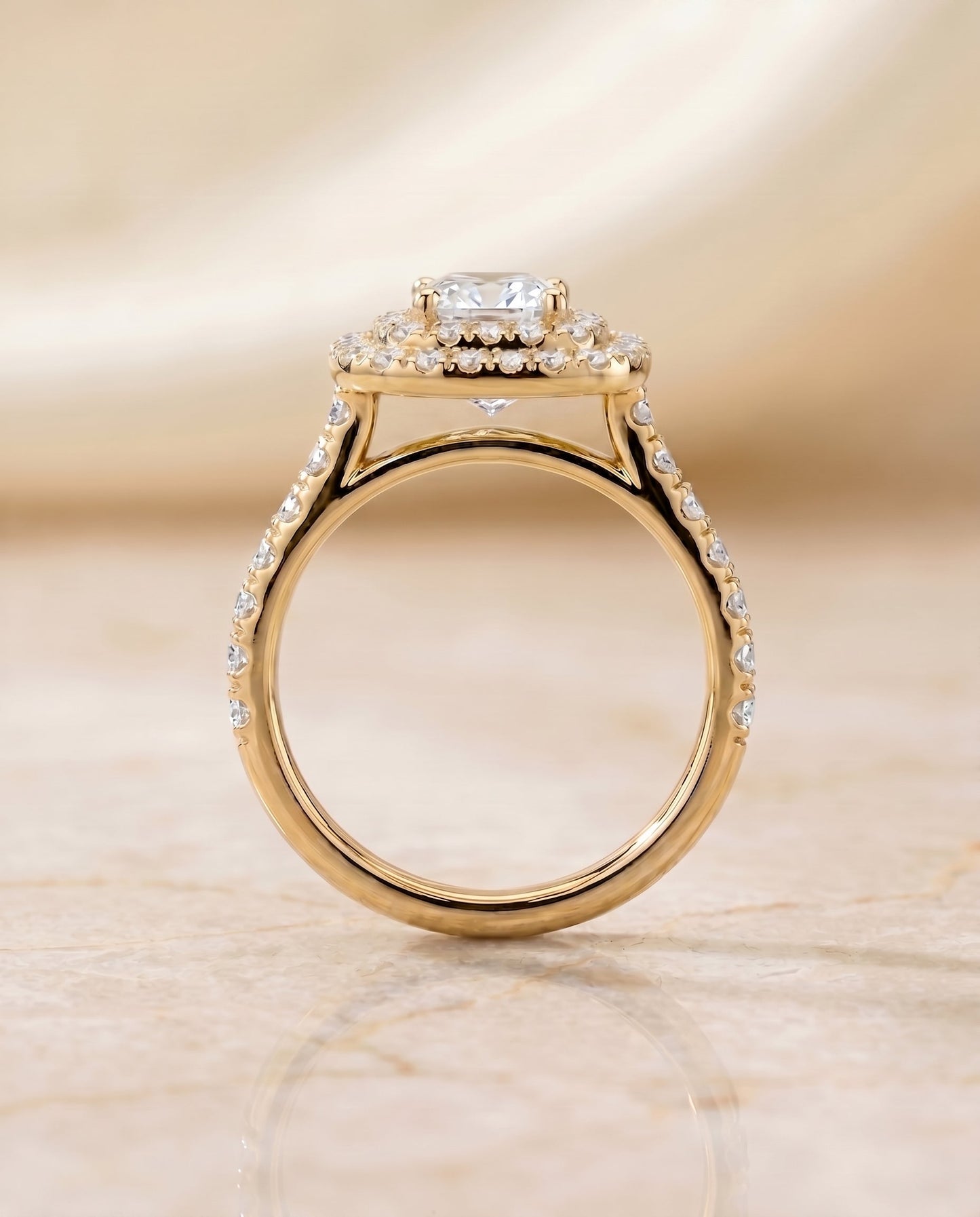ตัวเรือนแหวนหมั้น Whitney Pavé Halo สำหรับเพชรทรง Cushion (คูชั่น) ทอง 18K