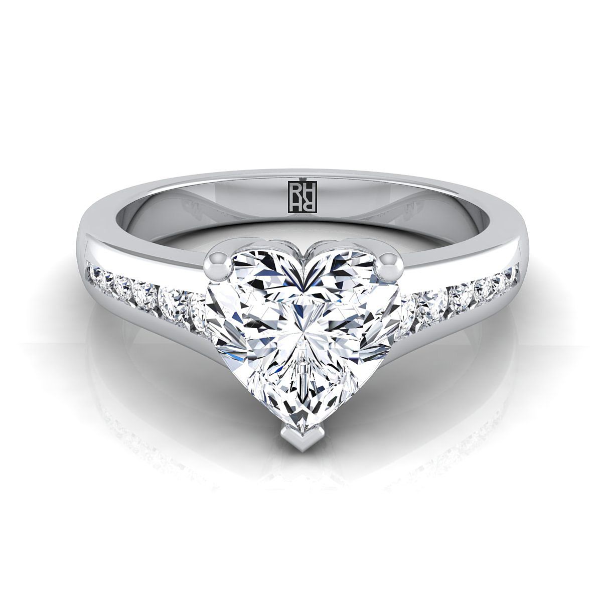 แหวนหมั้นเพชรแบบช่องเพชรทรงหัวใจแพลทินัมสมัยใหม่ทรงเรียวตรงกลาง - 1/6ctw