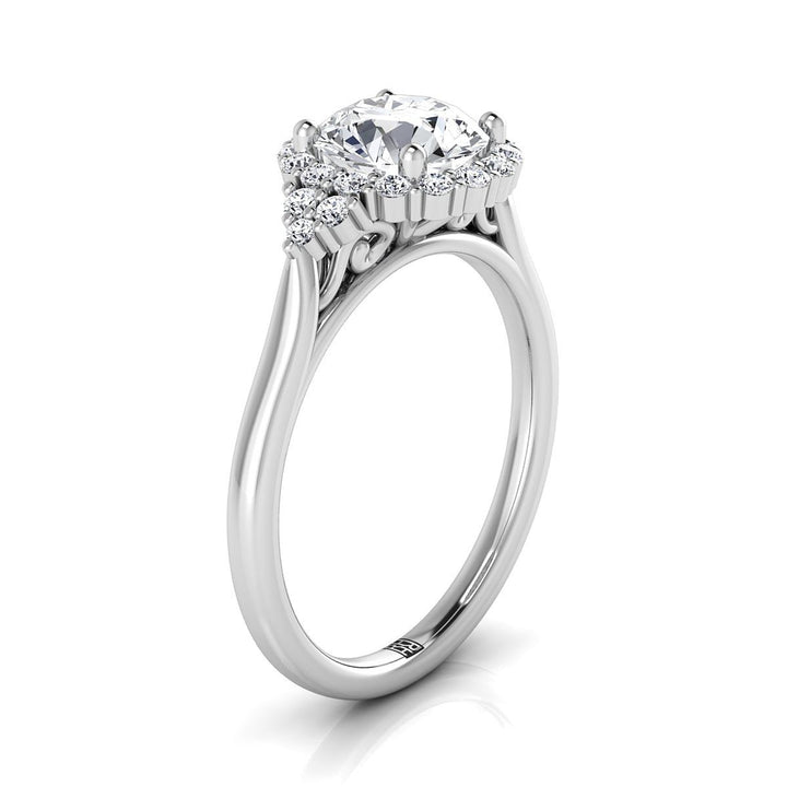 แหวนหมั้นประดับเพชรทรงกลมเจียระไนแบบ Brilliant ข้างสามเม็ด พร้อมลวดลายม้วน ประดับด้วยทองคำขาว 14K - 1/4 กะรัตรวม