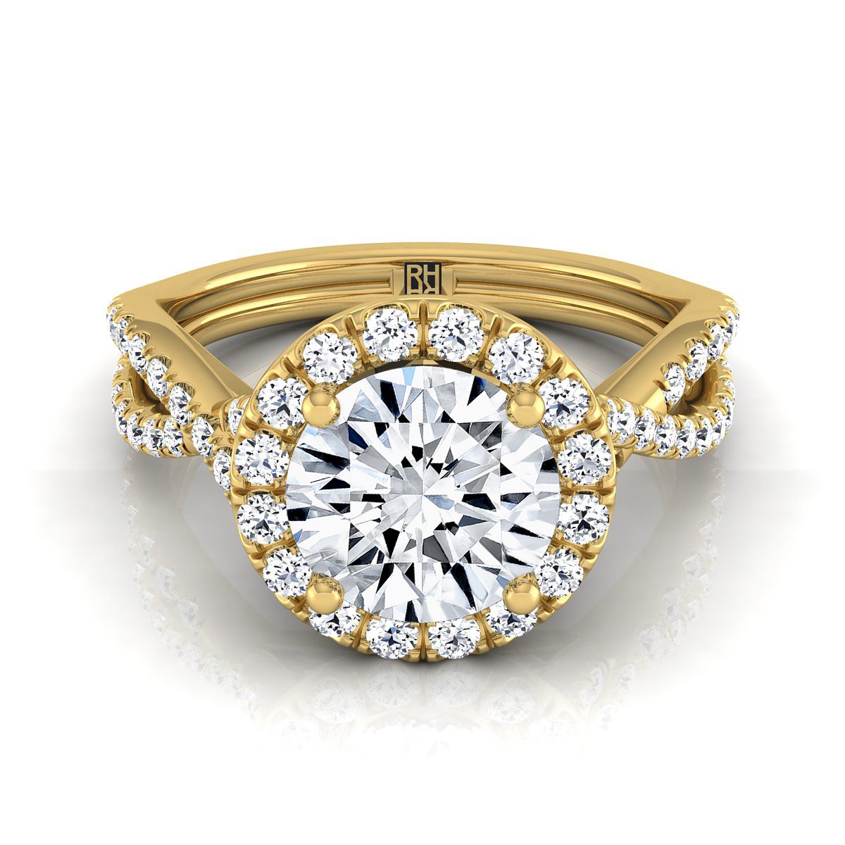 แหวนหมั้นกลางเพชรทรงกลมเจียระไนแบบ Brilliant สีทองเหลือง 18K ดีไซน์บิดเป็นลายคลื่นแบบ Pavé Halo น้ำหนักรวม 1/2 กะรัต