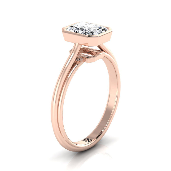 แหวนหมั้นเดี่ยวแบบโบสถ์กลางเม็ดเพชรเจียระไนแบบ Radiant ตรงกลาง ประดับขอบแบบ Bezel และ Halo ทำจากทองคำกุหลาบ 14K