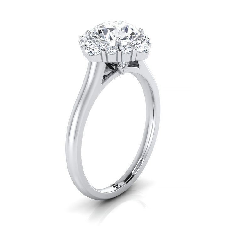 แหวนหมั้นทองคำขาว 14K ทรงกลมเจียระไนแบบ Brilliant พร้อมเพชรสี่เหลี่ยมล้อมรอบและเพชรลับขนาด 1/2 กะรัต