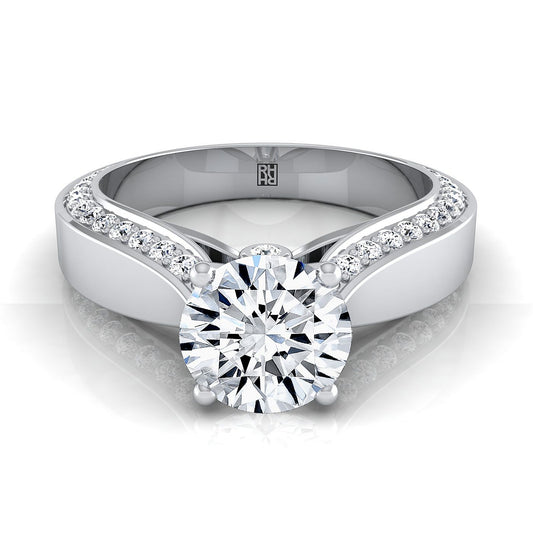 แหวนหมั้นทองคำขาว 14K ประดับเพชรทรงกลมเจียระไนแบบ Brilliant หนาแน่นแบบ Solitaire พร้อมฝังเพชรแบบ French Pave ด้านข้างลับ - 1/2ctw