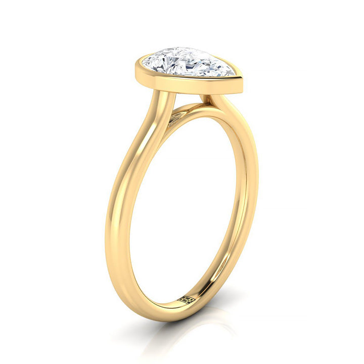Simple Bezel Solitaire Pear Shape, in 18K Yellow Gold – side profile | RockHer