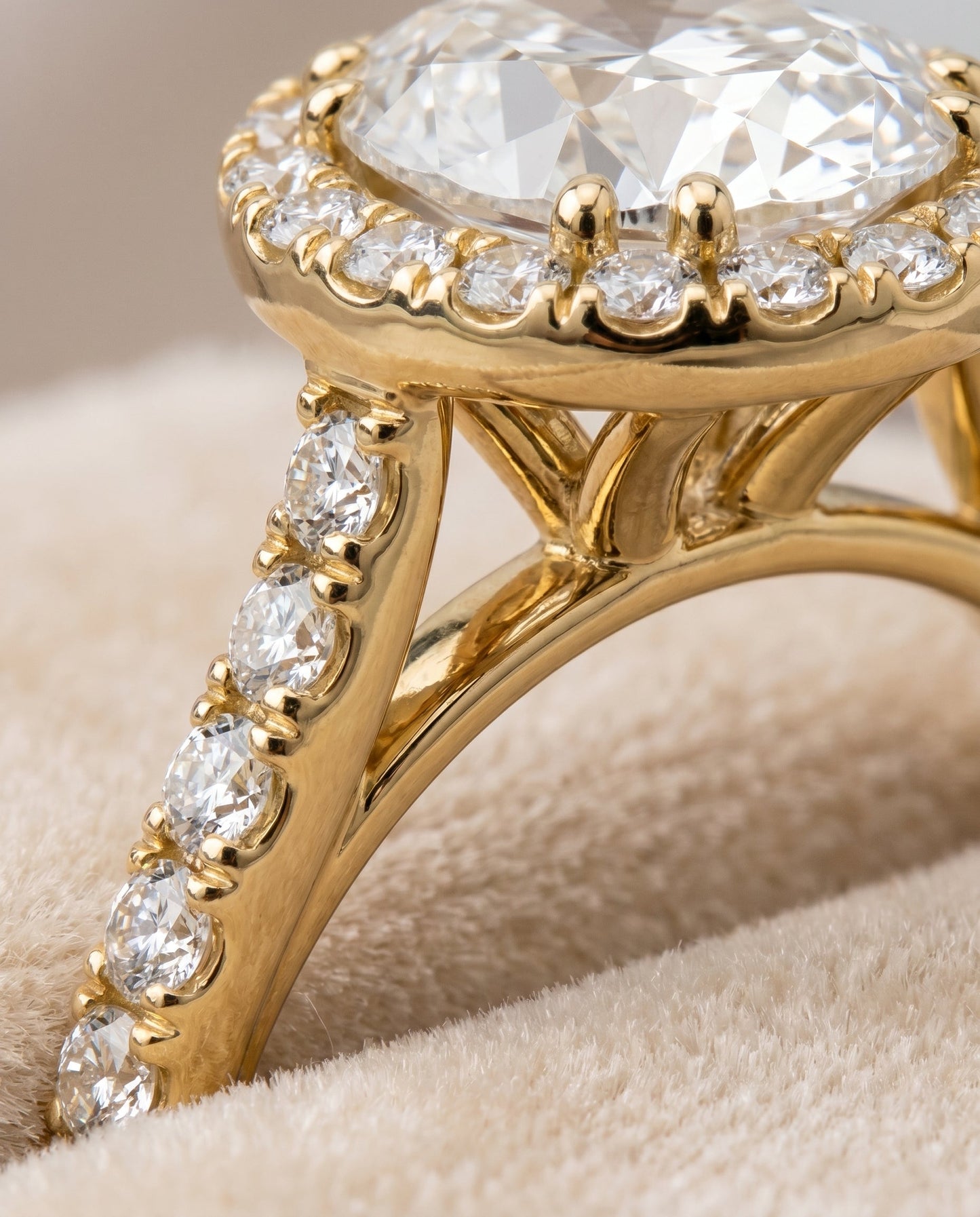 ตัวเรือนแหวนหมั้นประดับเพชรล้อมทรงรี Christina East West Pavé Halo โรสโกลด์ 18K
