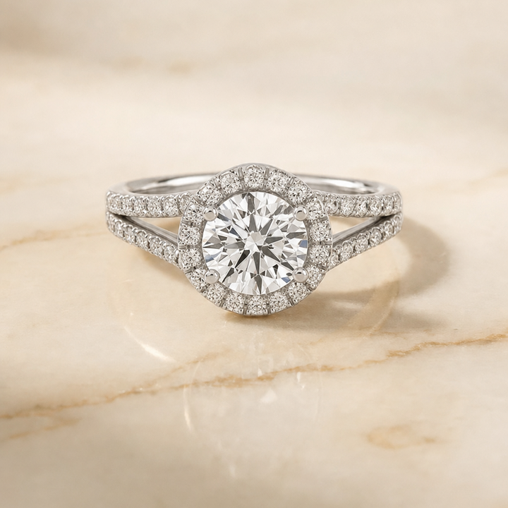 ตัวเรือนแหวนหมั้นเพชร Celine ทรงกลม ฝังปาเว่ ทองคำขาว 18K จาก RockHer