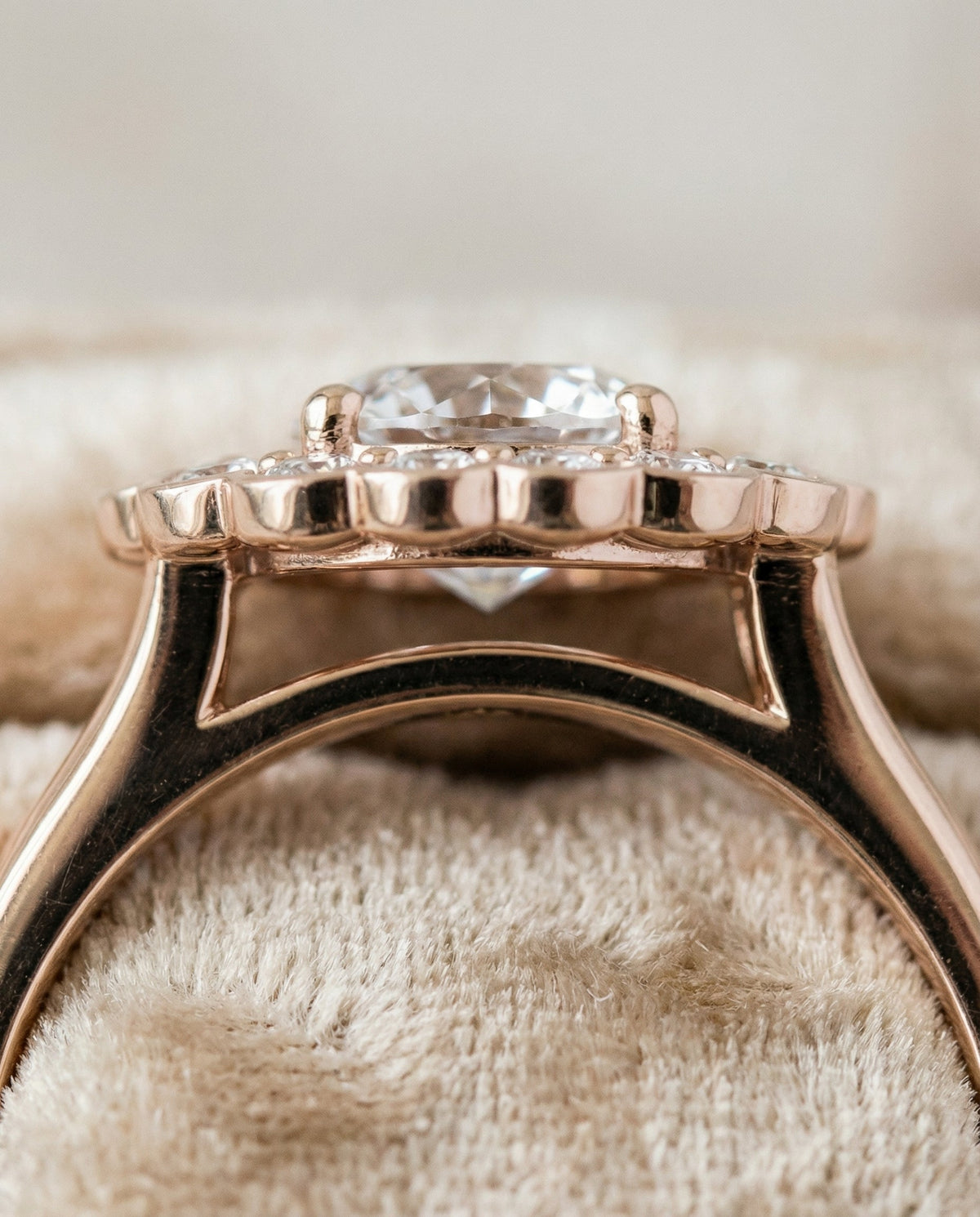 ตัวเรือนแหวนหมั้นเพชร Nera ทรงกลม ฝังหนาม ทองคำชมพู 14K จาก RockHer