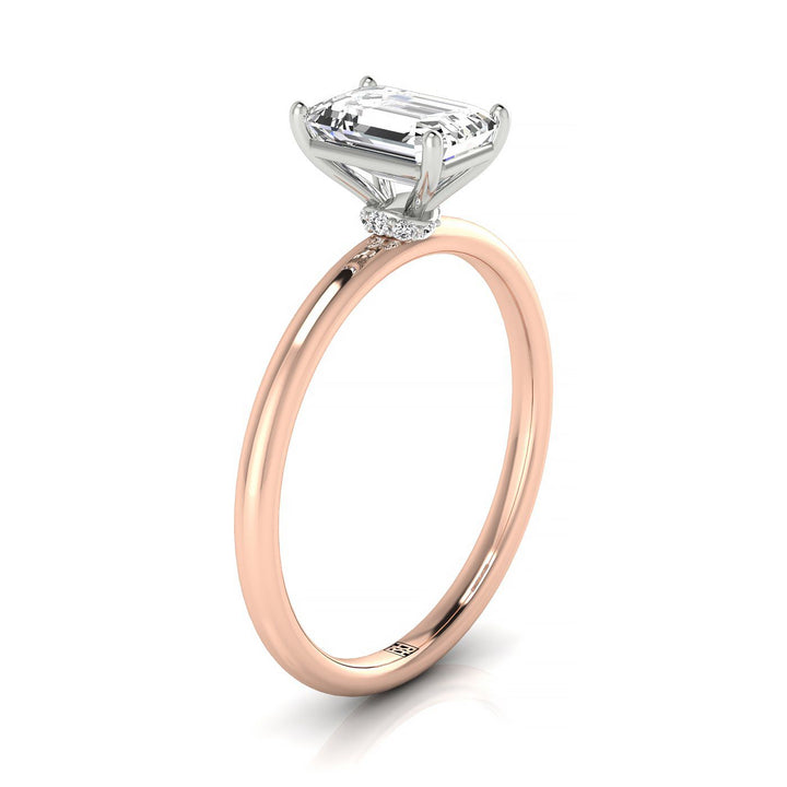 แหวนหมั้นเดี่ยวมรกต 14 กะรัต พร้อมฮาโลลับด้านล่างโค้งและเพชรรอบกลม 8 กรง