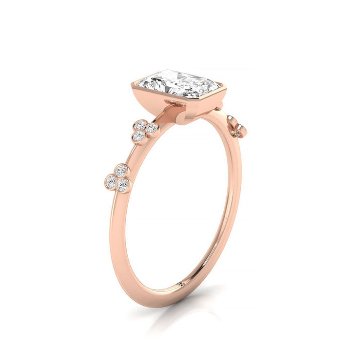 แหวนหมั้นแบบเรเดียนท์ฝังเพชรทรงกลม 12 เม็ดบนก้านแหวน พร้อมขอบแหวน 14 กะรัต