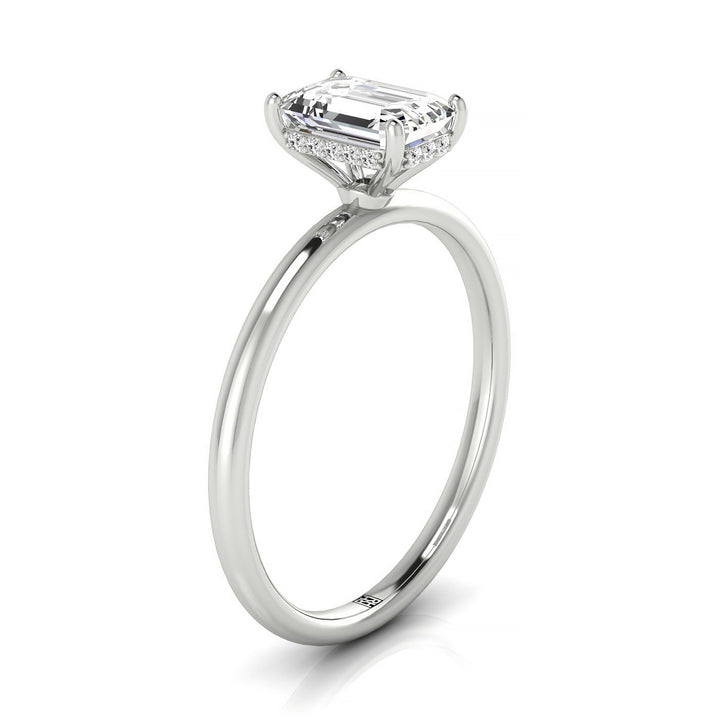 แหวนหมั้นเพชรเดี่ยวมรกตแพลทินัมพร้อมฮาโลซ่อนด้านบนและเพชรรูปกลม 16 เม็ดแบบหนีบ