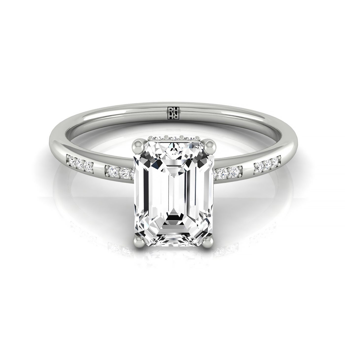 แหวนหมั้นมรกตแพลทินัมพร้อมฮาโลซ่อนสูงและเพชรรูปกลม 28 เม็ดแบบตั้งด้วยกรงเล็บ