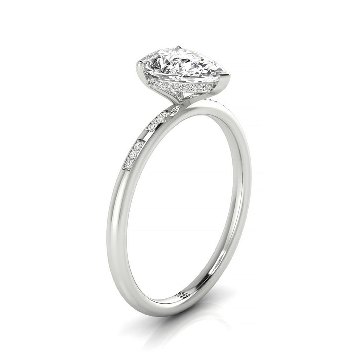 แหวนหมั้นรูปทรงลูกแพร์ 18kw พร้อมฮาโลซ่อนสูงและเพชรรูปกลม 29 เม็ดแบบตั้งด้วยกรงเล็บ