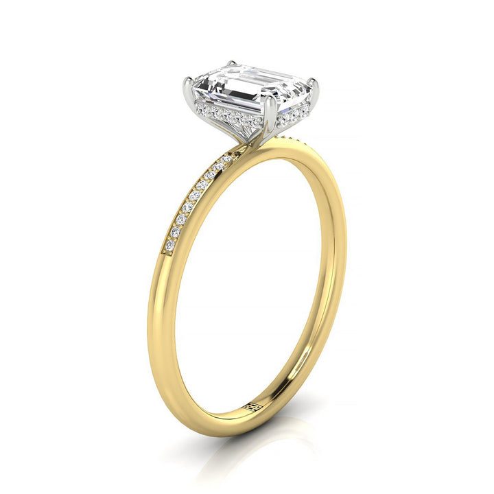 แหวนหมั้นมรกต 18 กะรัต พร้อมฮาโลซ่อนสูงและเพชรรูปกลม 34 เม็ดแบบตั้งด้วยกรงเล็บ