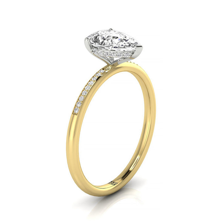 แหวนหมั้นรูปทรงลูกแพร์ 18 กะรัต พร้อมฮาโลซ่อนสูงและเพชรรูปกลม 35 เม็ดแบบตั้งกรง