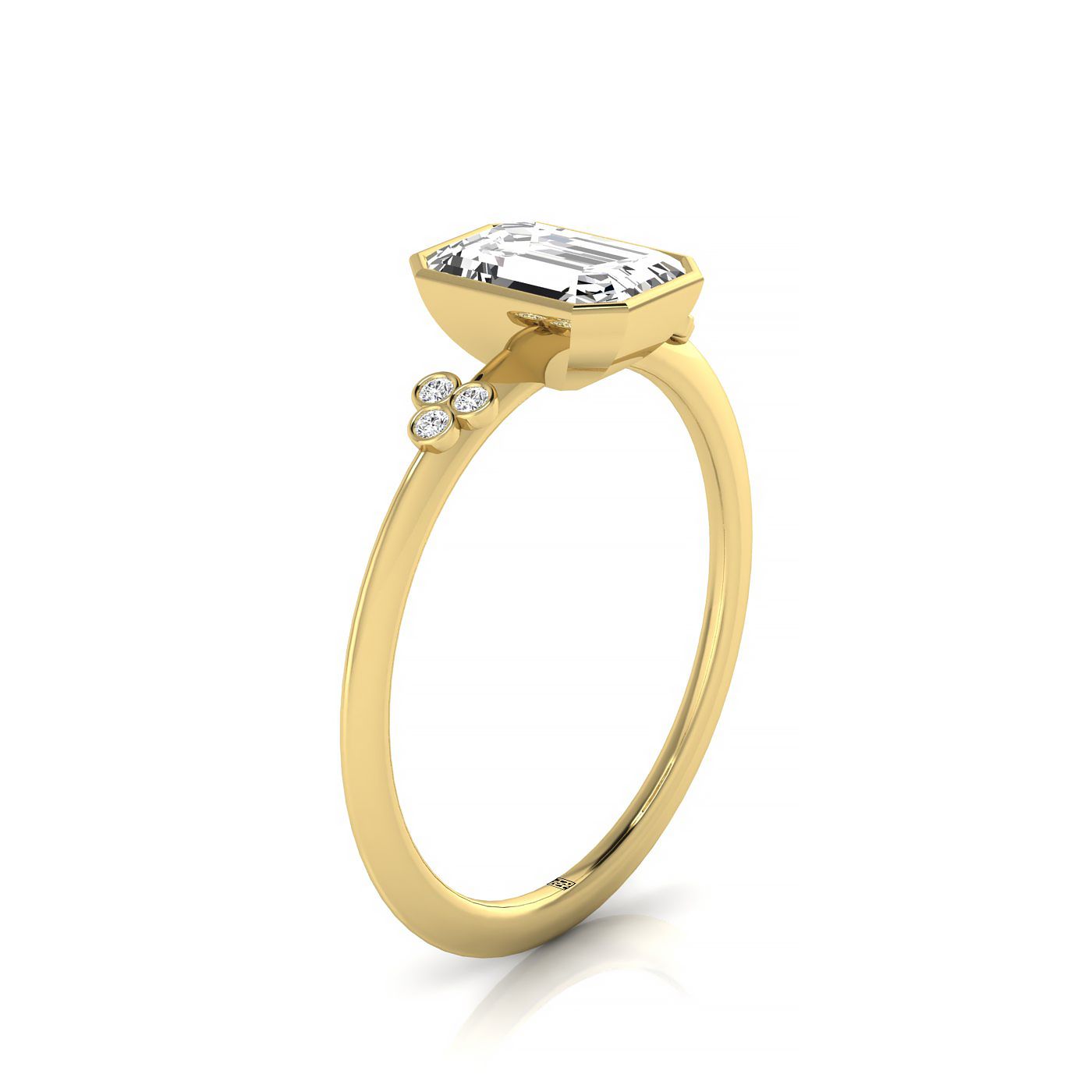 แหวนหมั้นมรกตแบบขอบ 18ky พร้อมเพชรรูปใบโคลเวอร์ 6 เม็ดแบบขอบกลมบนก้านแหวน