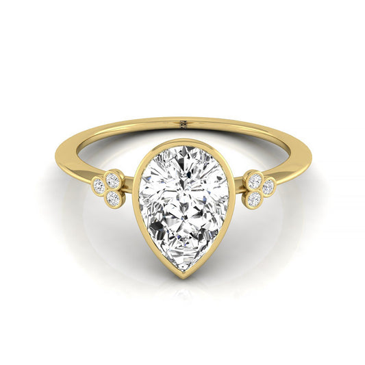 Clover Bezel Accent Solitaire Princess, in 18K Yellow Gold – front view | RockHer
