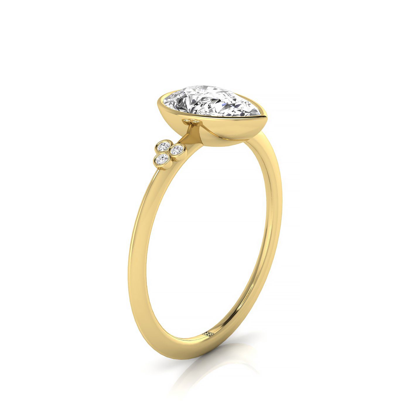 Clover Bezel Accent Solitaire Princess, in 18K Yellow Gold – side profile | RockHer