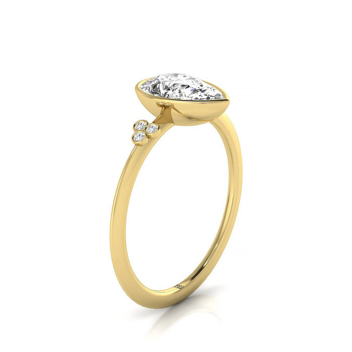 Clover Bezel Accent Solitaire Princess, in 18K Yellow Gold – side profile | RockHer