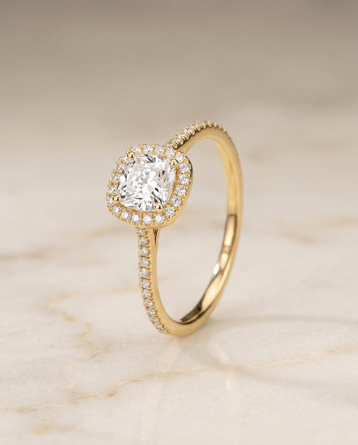 ตัวเรือนแหวนหมั้น Sonata Pavé Halo สำหรับเพชรทรง Cushion (คุชชั่น) ทองคำ 18K