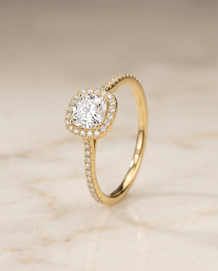 ตัวเรือนแหวนหมั้น Sonata Pavé Halo สำหรับเพชรทรง Cushion (คุชชั่น) ทองคำ 18K