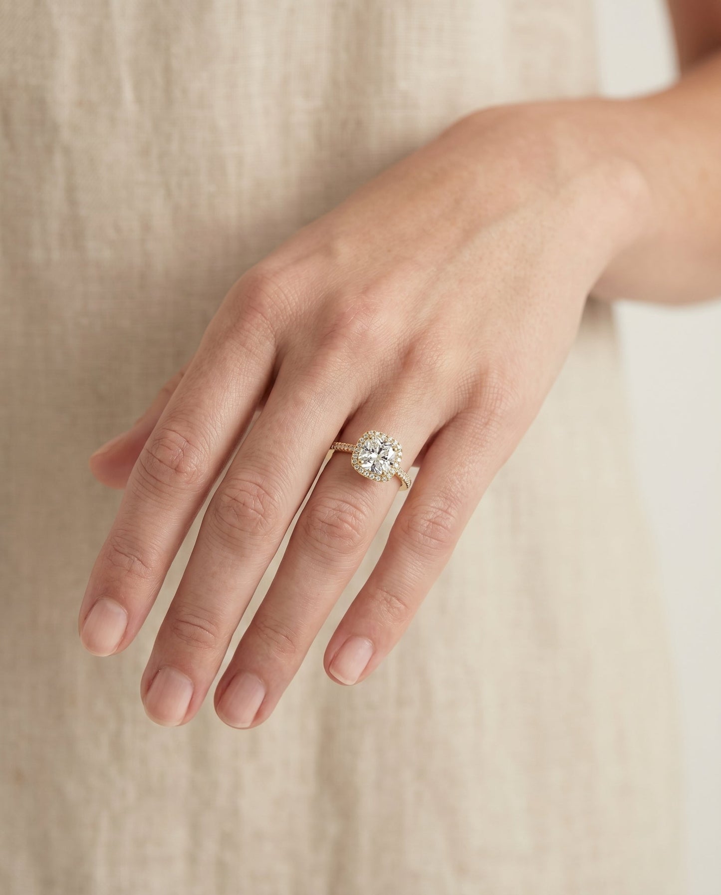 ตัวเรือนแหวนหมั้น Sonata Pavé Halo สำหรับเพชรทรง Cushion (คุชชั่น) ทองคำ 18K