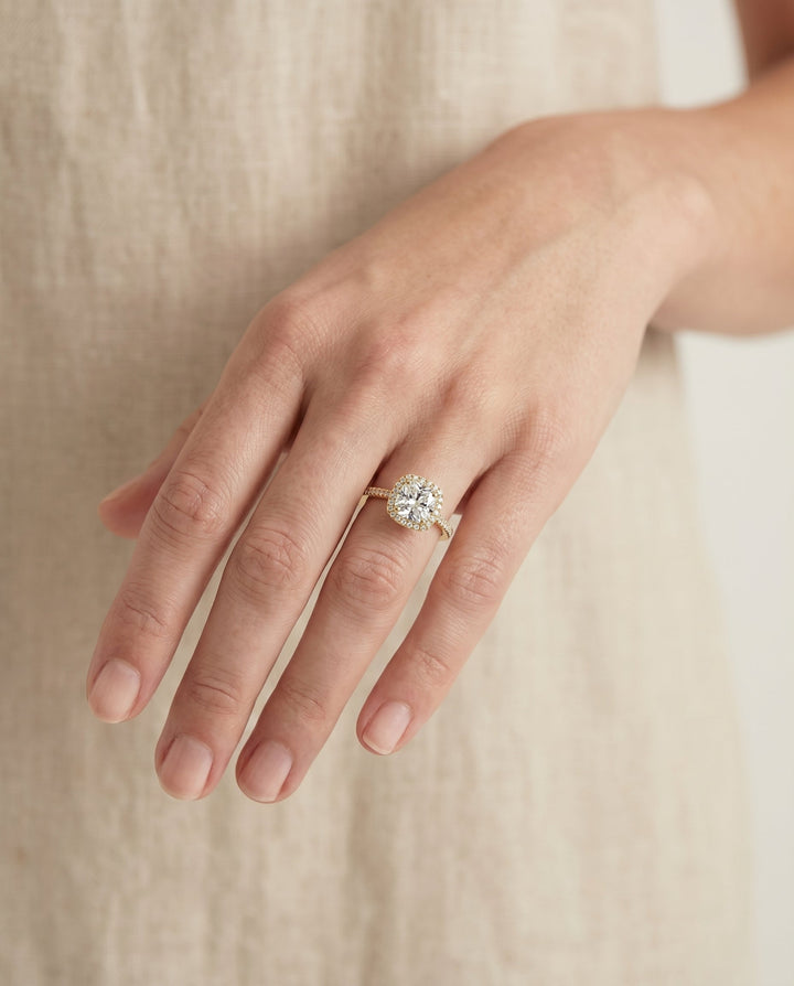 ตัวเรือนแหวนหมั้น Sonata Pavé Halo สำหรับเพชรทรง Cushion (คุชชั่น) ทองคำ 18K